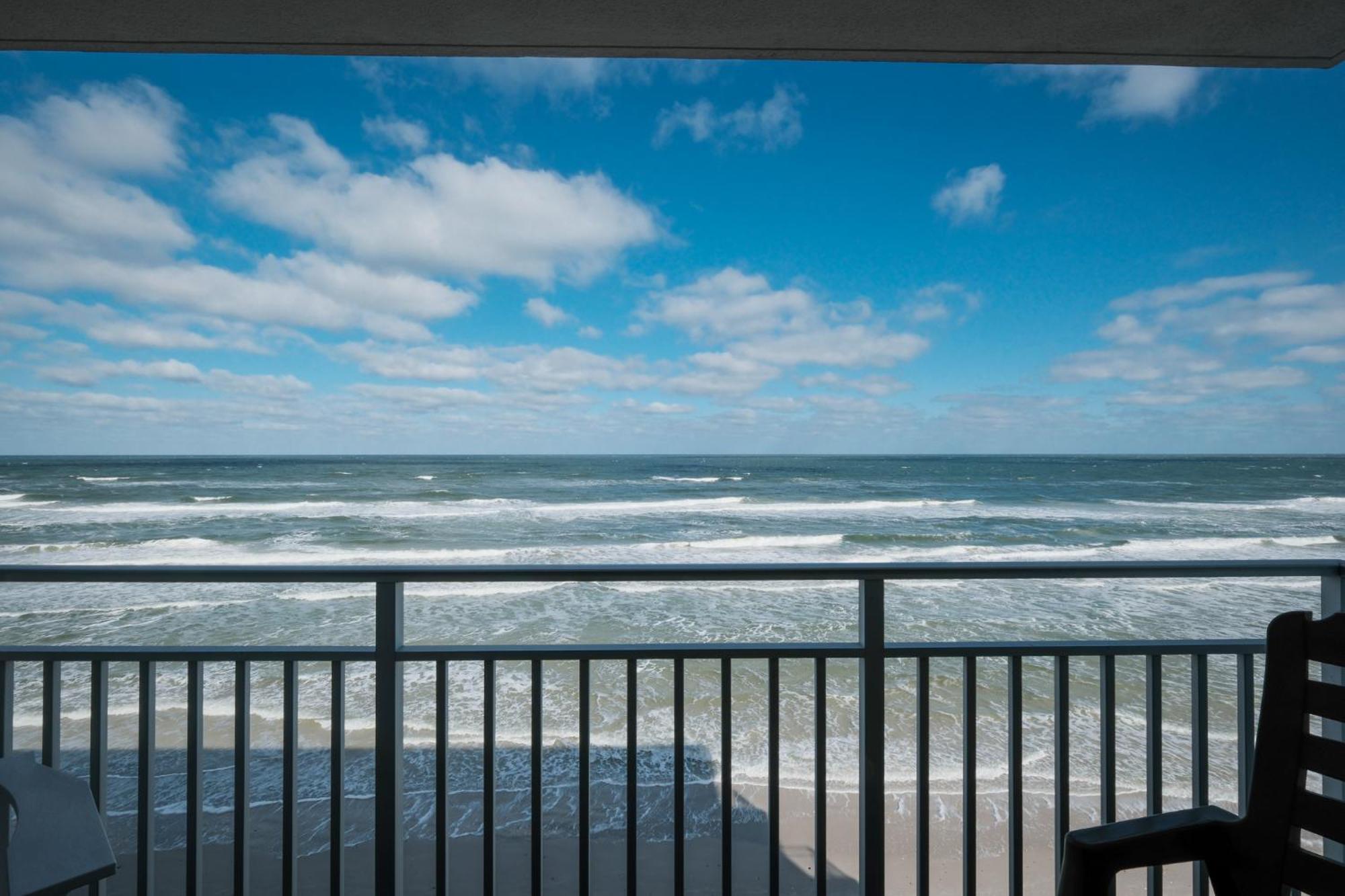 Holiday home Direct Oceanfront Condo, No-drive Beach, Great View From Private Balcony *