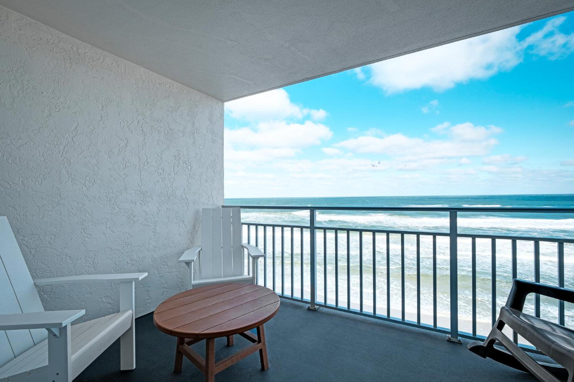 Direct Oceanfront Condo, No-drive Beach, Great View From Private Balcony Holiday home