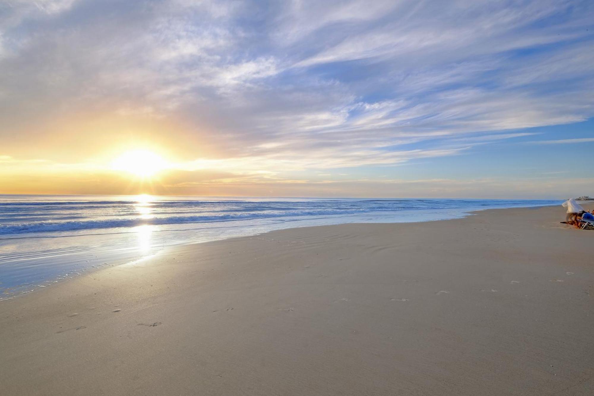 Direct Oceanfront Condo, No-drive Beach, Great View From Private Balcony New Smyrna Beach