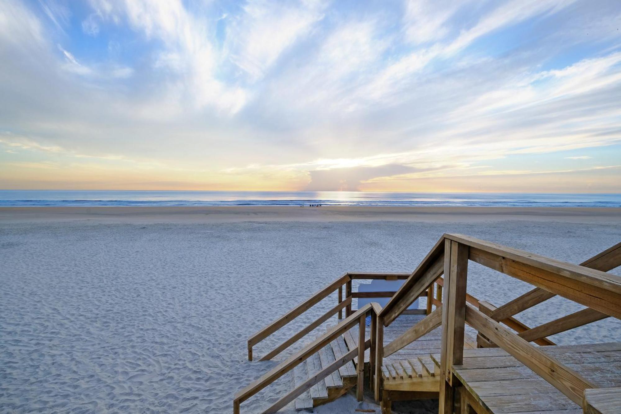 Direct Oceanfront Condo, No-drive Beach, Great View From Private Balcony New Smyrna Beach